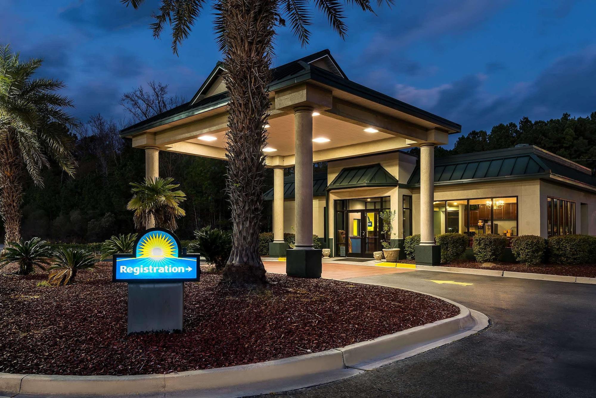 Days Inn By Wyndham Richmond Hill/Savannah Exterior photo